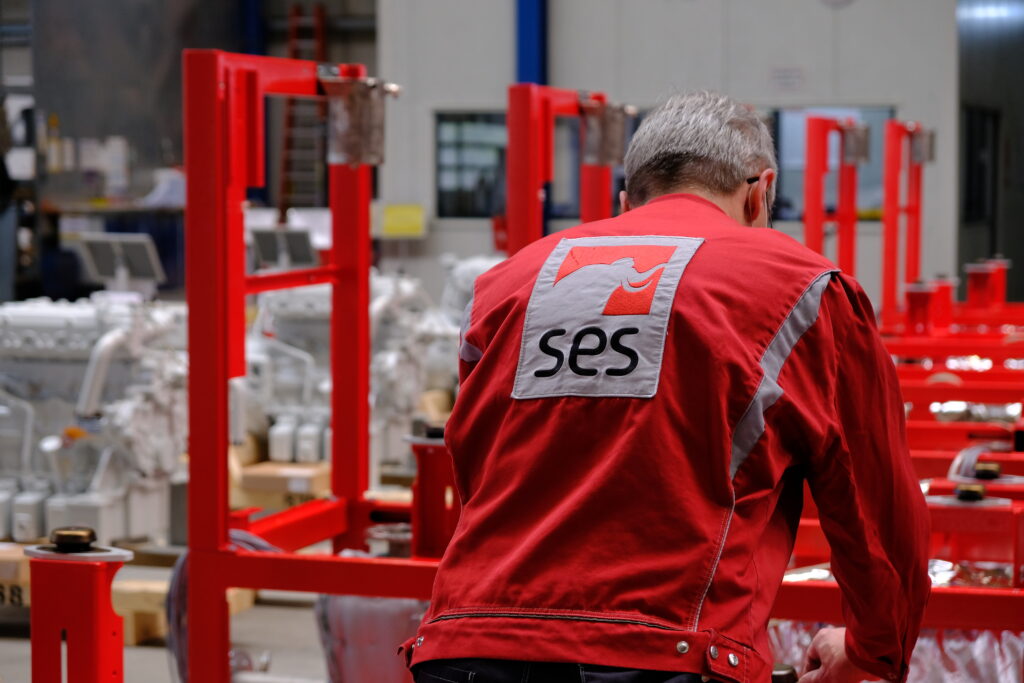Hier ist ein Mitarbeiter in der BHKW-Produktionshalle zu sehen